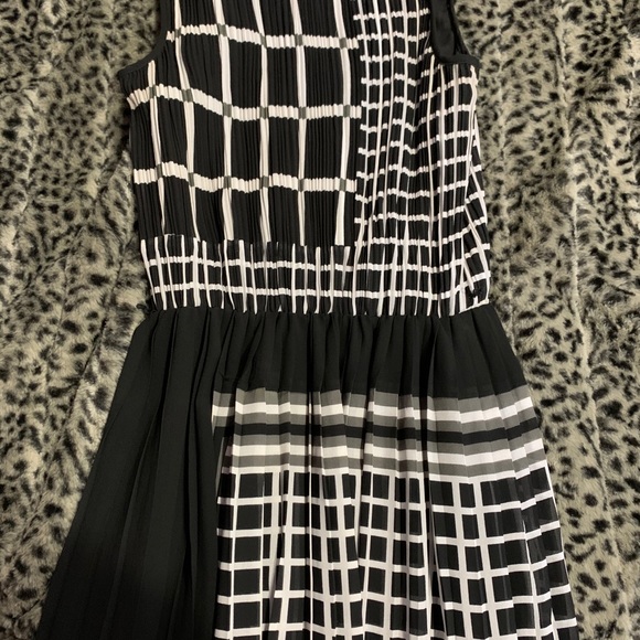 Dress - Picture 3 of 4